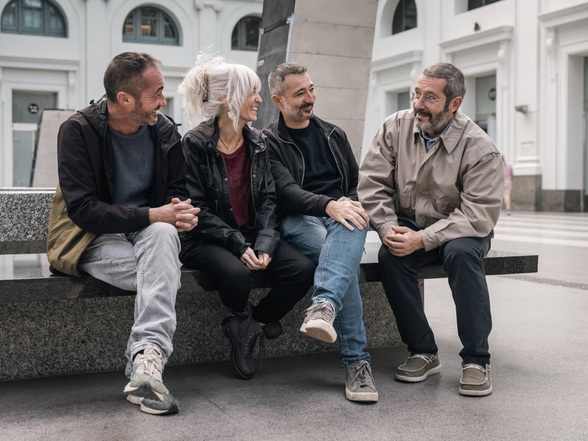 Els tres germans amb Carles Porta, a l`estació de França, on comença «Abandonados»