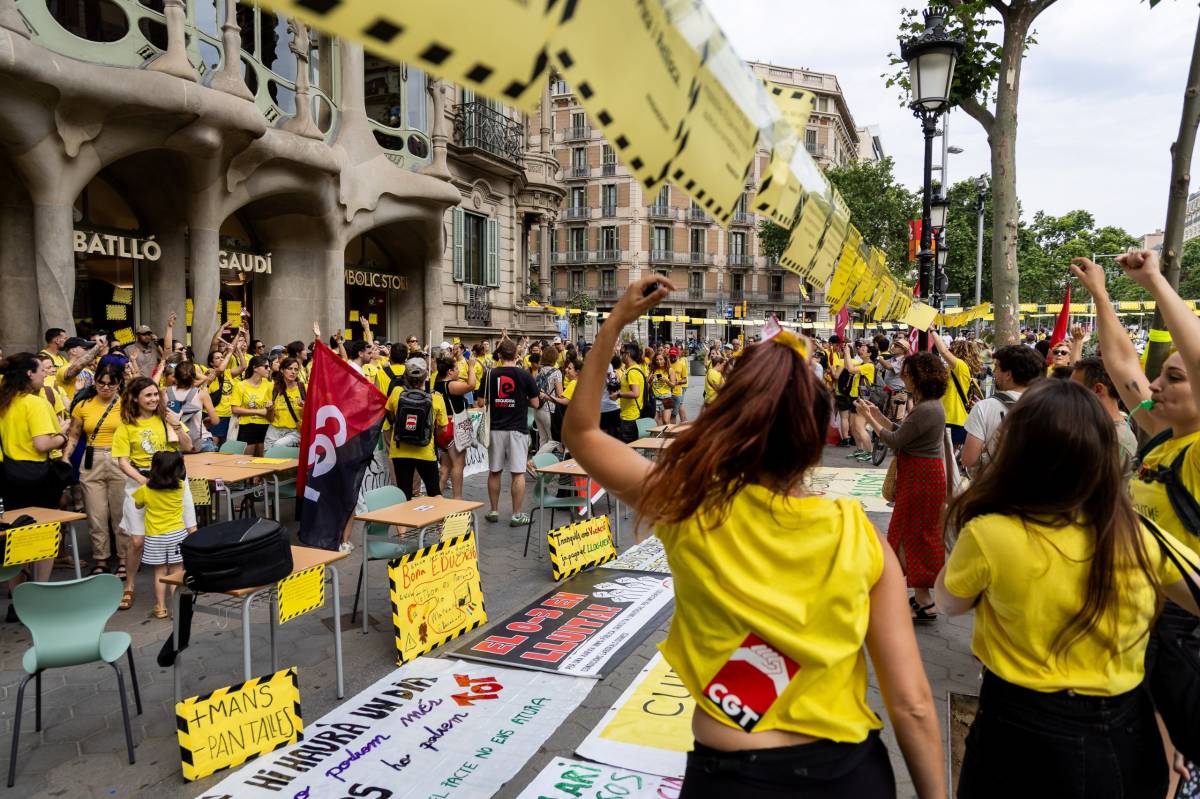 Els docents col·lapsen el centre de Barcelona i bloquegen l'accés a la Casa Batlló