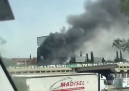 VÍDEO | Aparatosa columna de fum en plena C-58 per un vehicle en flames
