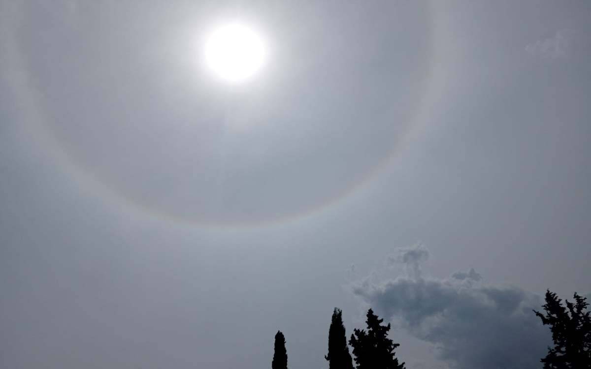 Un impressionant halo solar sorprèn el Bages en un migdia de cel lluent i vora de glaç