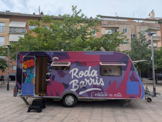 La caravana Roda Barris inicia el seu recorregut per acostar els serveis d’ocupació als barris
