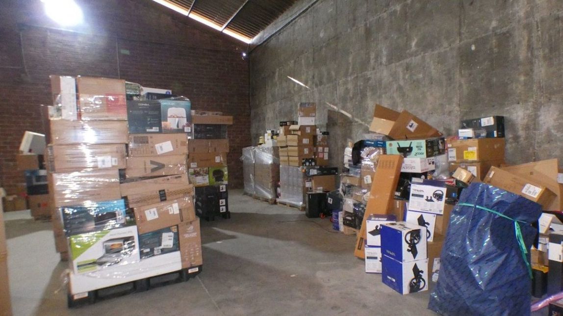 Desarticulen una xarxa de camioners que es quedava productes d'Amazon
