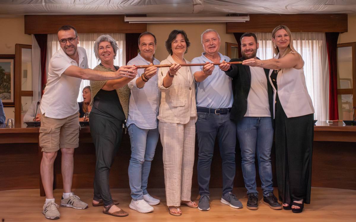 Lluís Ges passa la vara a Judit Sardà, que es converteix en nova alcaldessa de Tona. - Aj. Tona Lluís Ges passa la vara a Judit Sardà, que es converteix en nova alcaldessa de Tona.