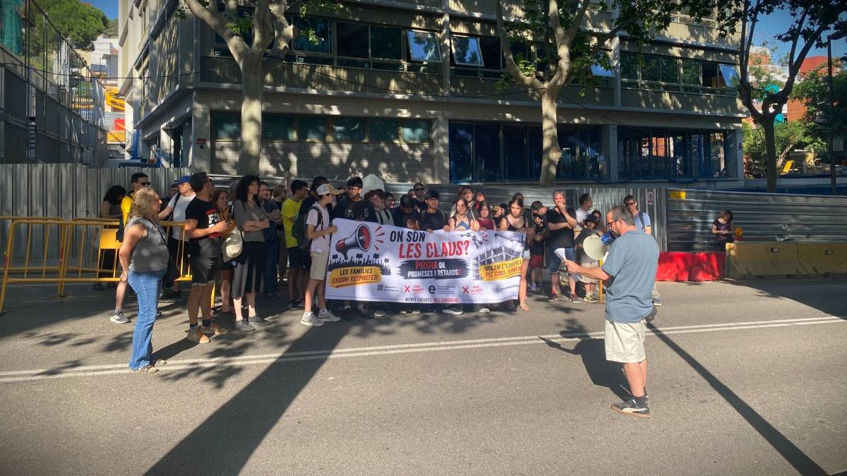 Les famílies afectades pels retards amb un nou institut de Barcelona ocupen el carrer