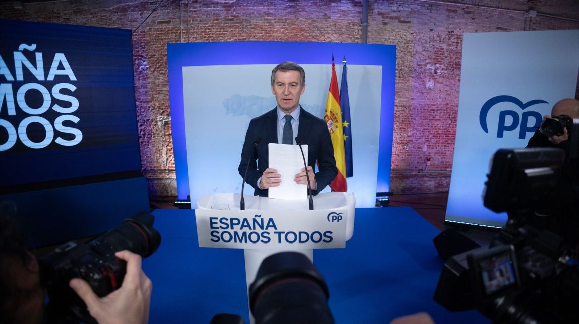 Feijóo pronostica el 2025 de Sánchez: «Entre els jutjats, Waterloo i Franco»