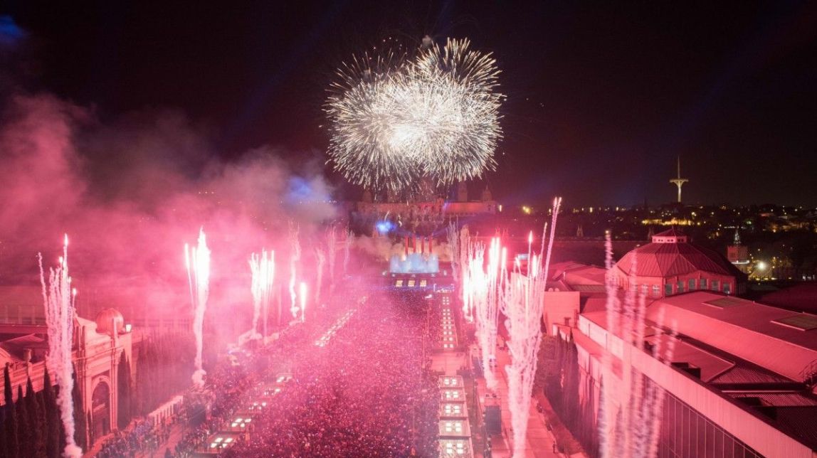 Drons i focs artificials als peus de Montjuïc per acomiadar l'any a Barcelona