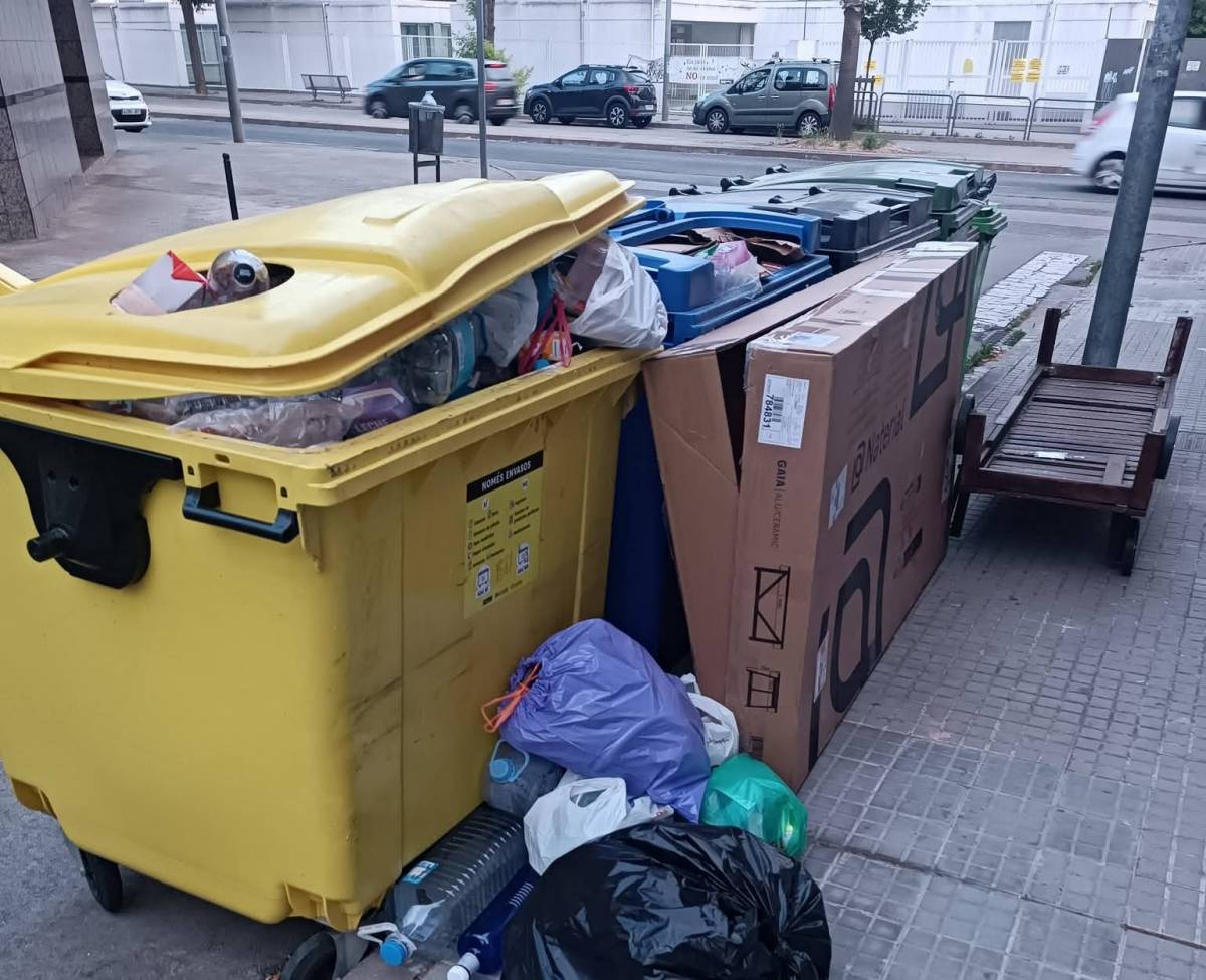 El PSC denuncia el desbordament de contenidors durant el cap de setmana