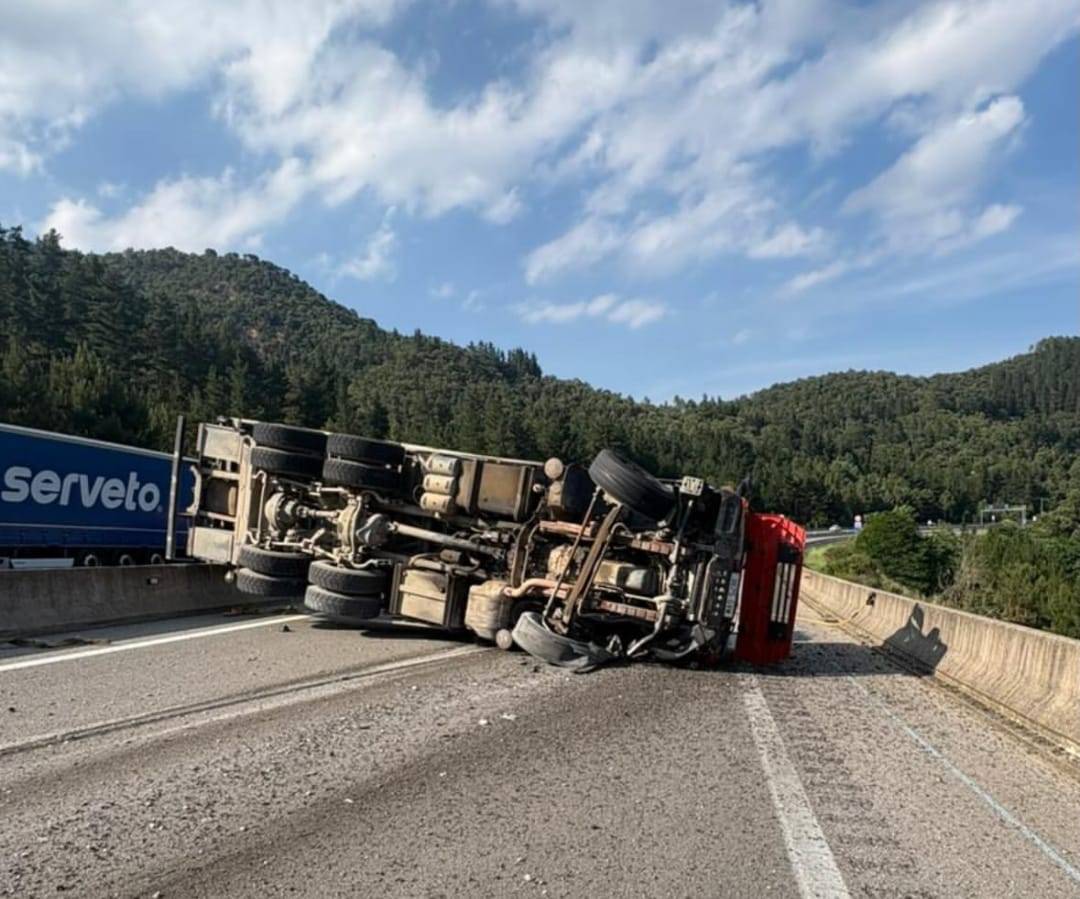 Un camió bolcat a l`eix transversal. - Bombers Un camió bolcat a l`eix transversal.