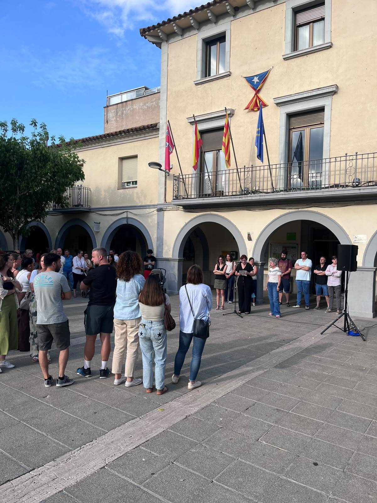 Minut de silenci a l`Ajuntament de Sentmenat en record d`en Dennis