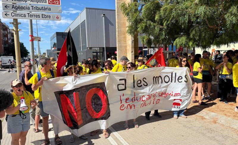 Uns 200 docents de les Terres de l’Ebre protesten a Tortosa contra el pacte educatiu