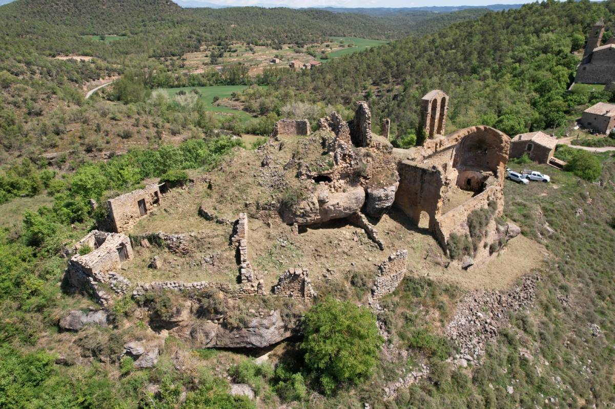 Pinell de Solsonès dona pas a la restauració del conjunt medieval del Castell de Madrona