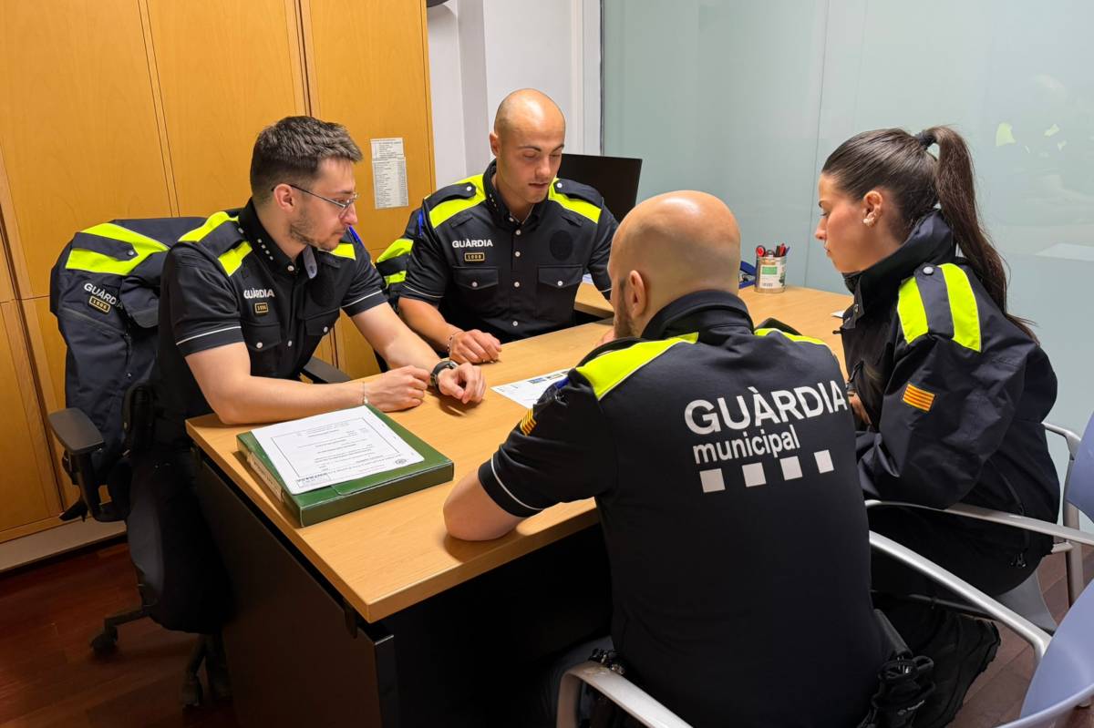 Quatre guàrdies municipals ja patrullen per Sant Joan de les Abadesses després de l'eliminació de la Policia Local