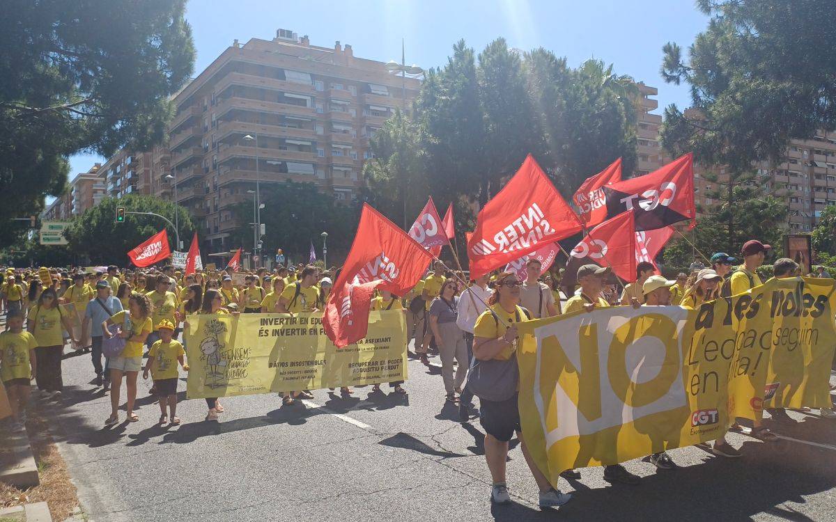 Mig miler de professors es manifesten a Tarragona en contra de l'acord amb el Departamet d'Educació