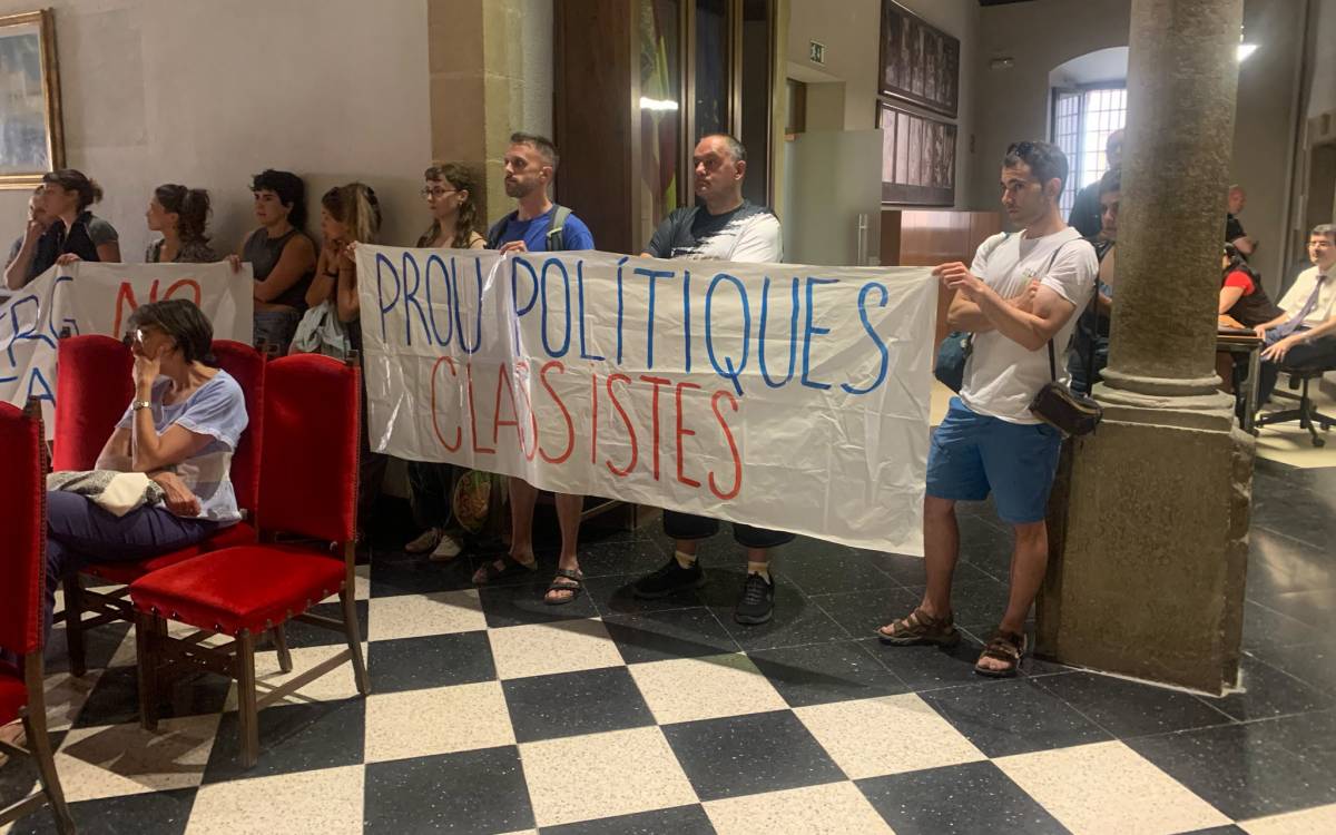 El ple de Vic tomba la moció de partits de l'oposició contra el tancament de l'alberg social