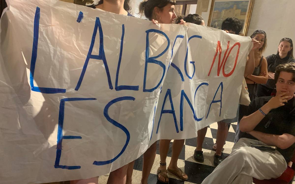 Protesta pel tancament de l`alberg social de Vic a les portes del ple de l`Ajuntament del mes de juny.