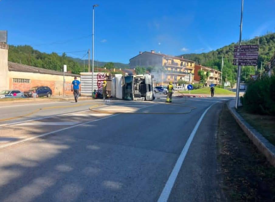 Camió bolcat a Arbúcies aquest dimecres. - Bombers