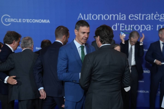 «És un mag»: Sánchez derrota la moció de censura al Cercle