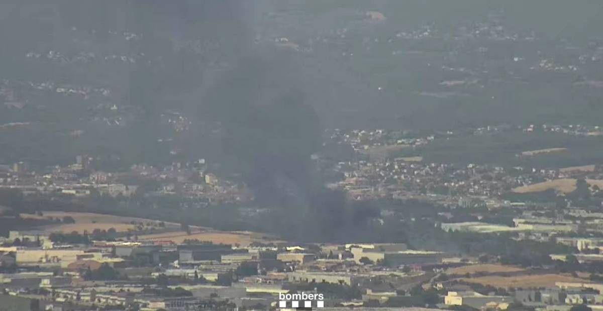 VÍDEO | Un incendi de pneumàtics provoca una densa columna de fum entre Polinyà i Santa Perpètua