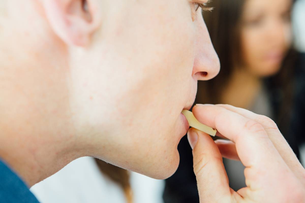 Per què et molesta sentir algú mastegar? Pot indicar una patologia mental