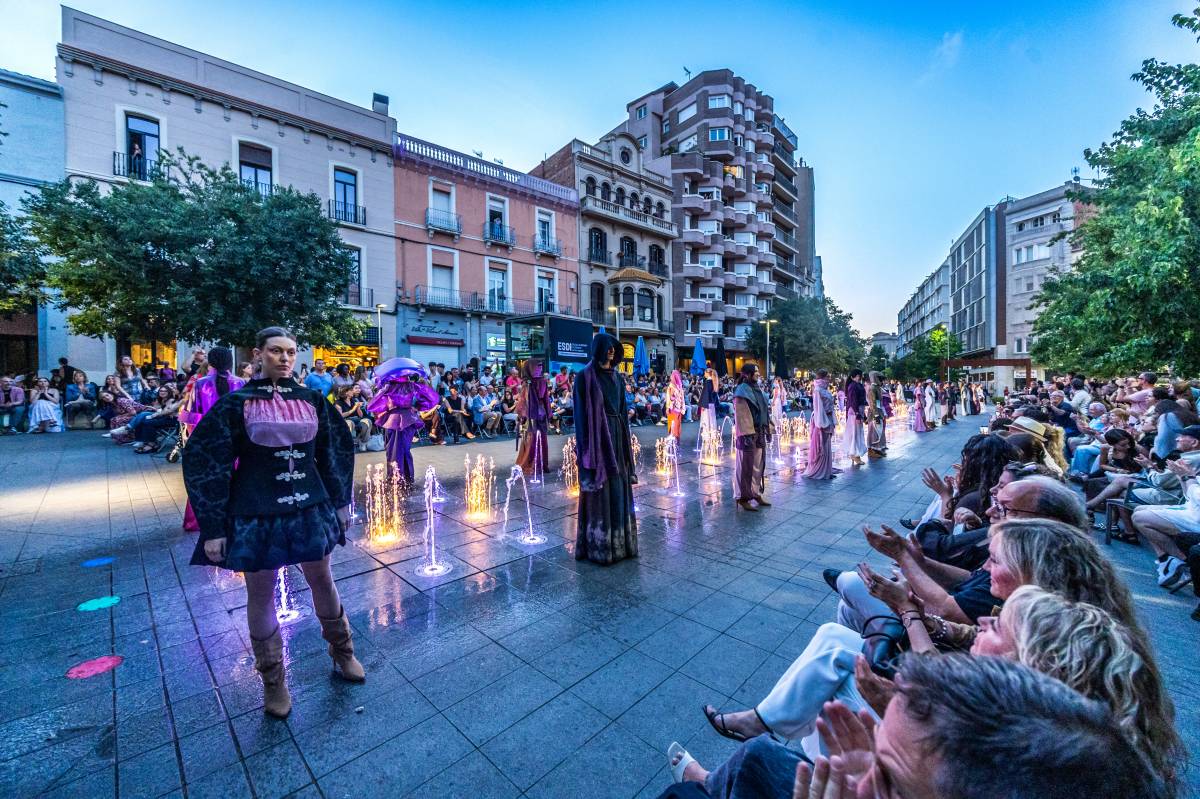 Desfilada dels alumnes d`ESDI al Passeig - JUANMA PELÁEZ Desfilada dels alumnes d`ESDI al Passeig