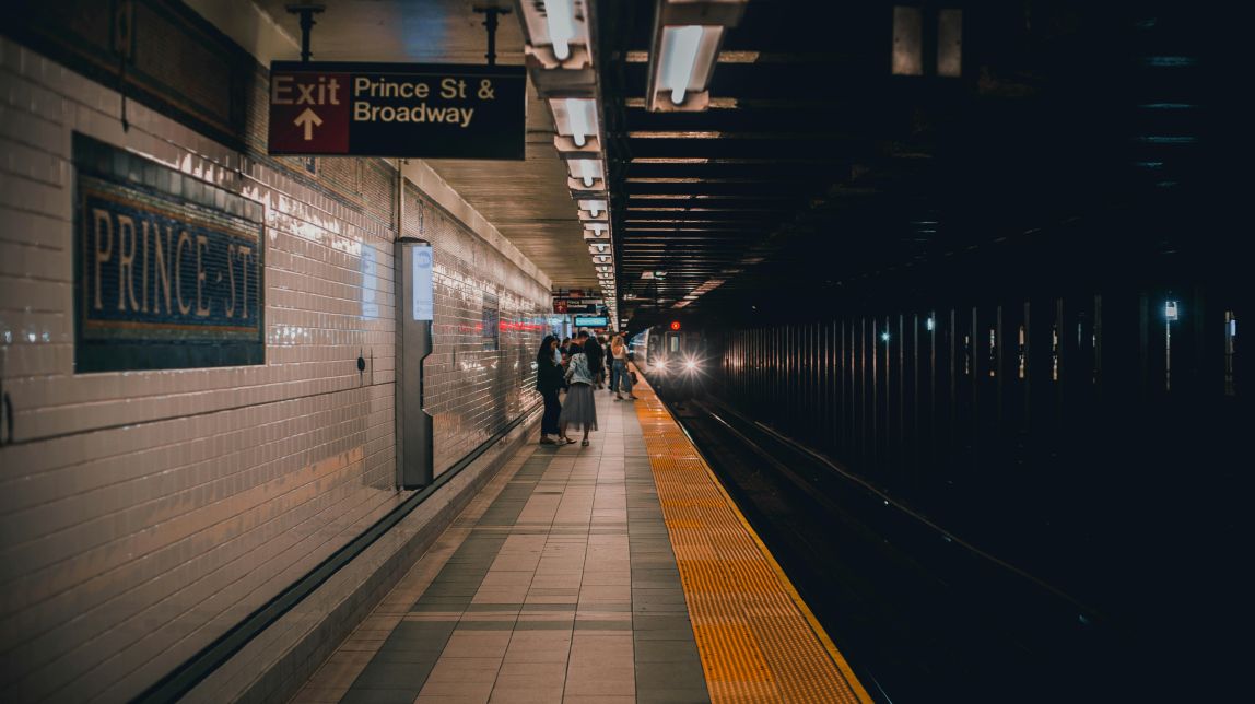 Un home crema viva una dona al metro de Nova York
