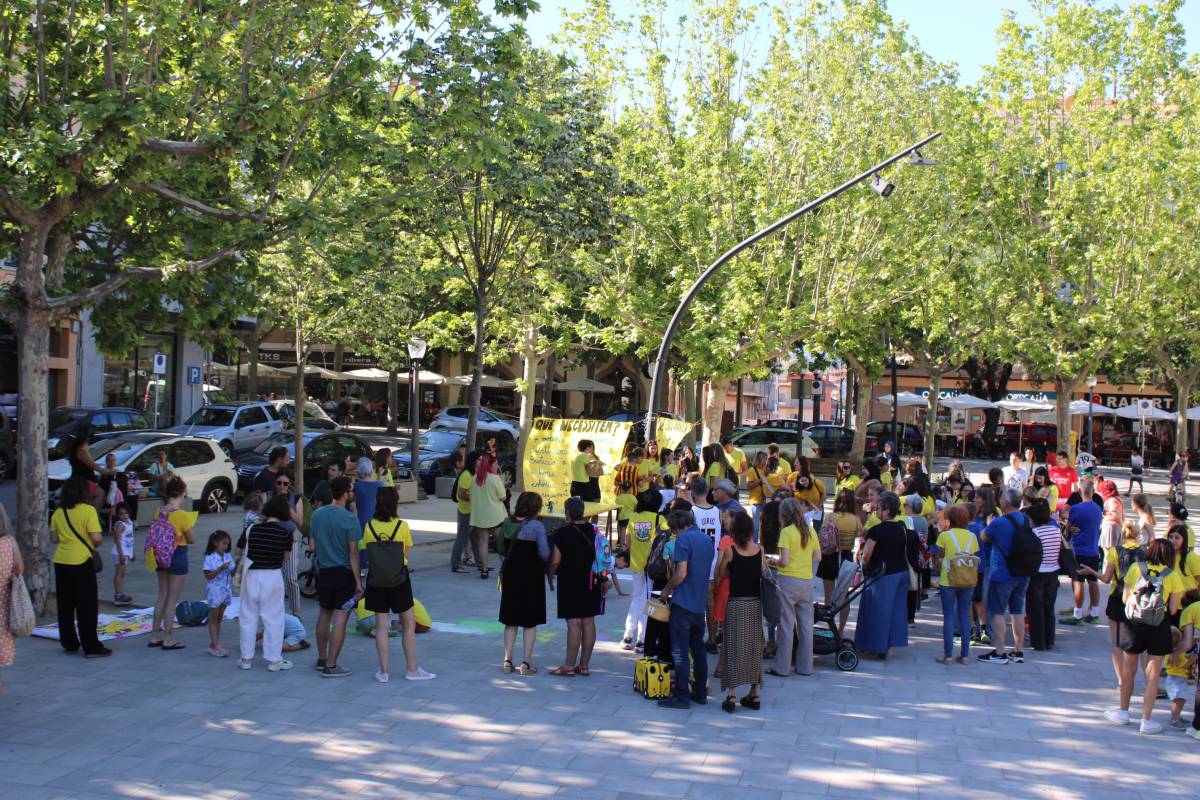 Un centenar de docents s'han concentrat a la Plaça del Camp  - Ramon Estany 