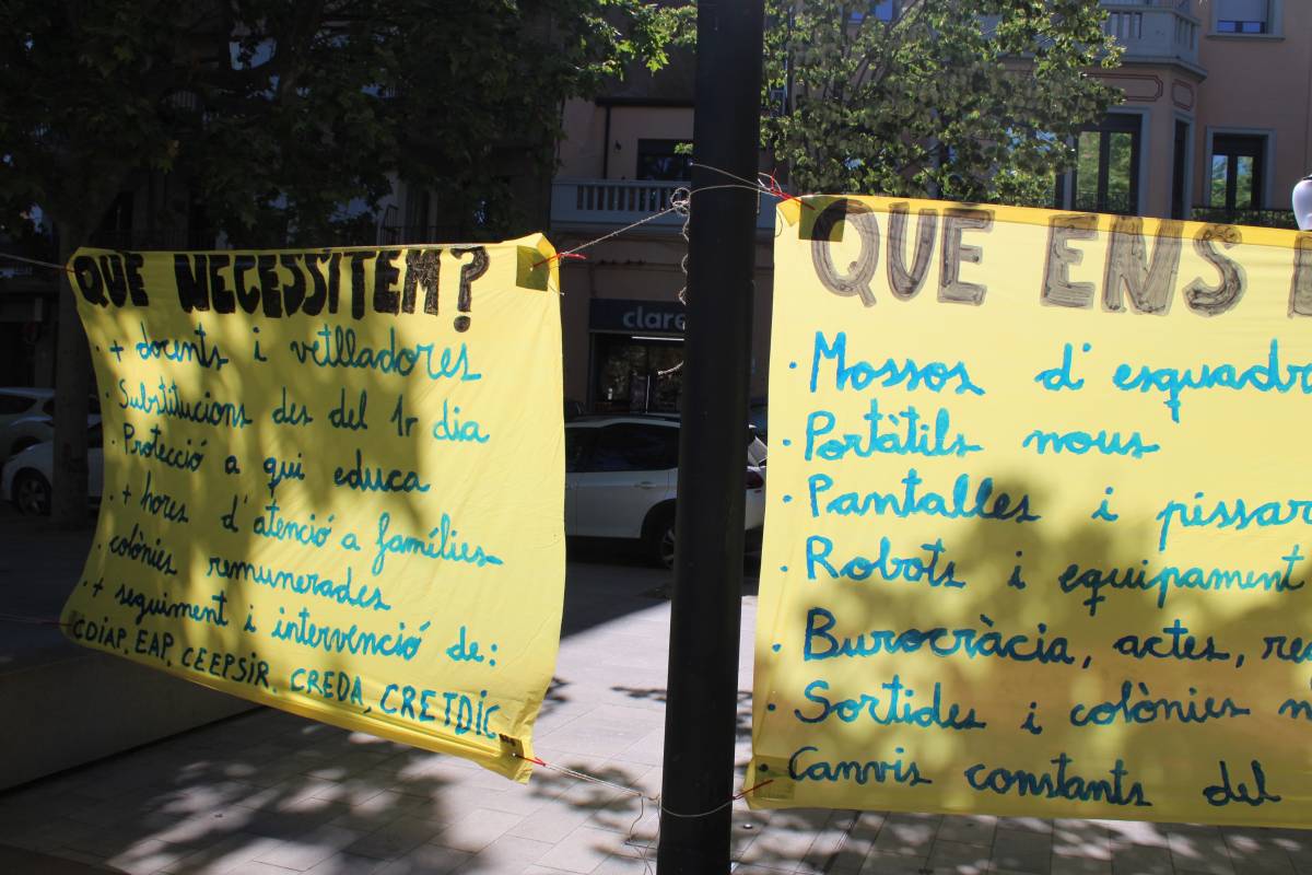 Pancartes penjades a la Plaça  - Ramon Estany 