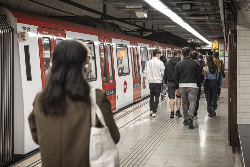 Un incendi a la catenària del metro obliga a desallotjar la parada de Glòries