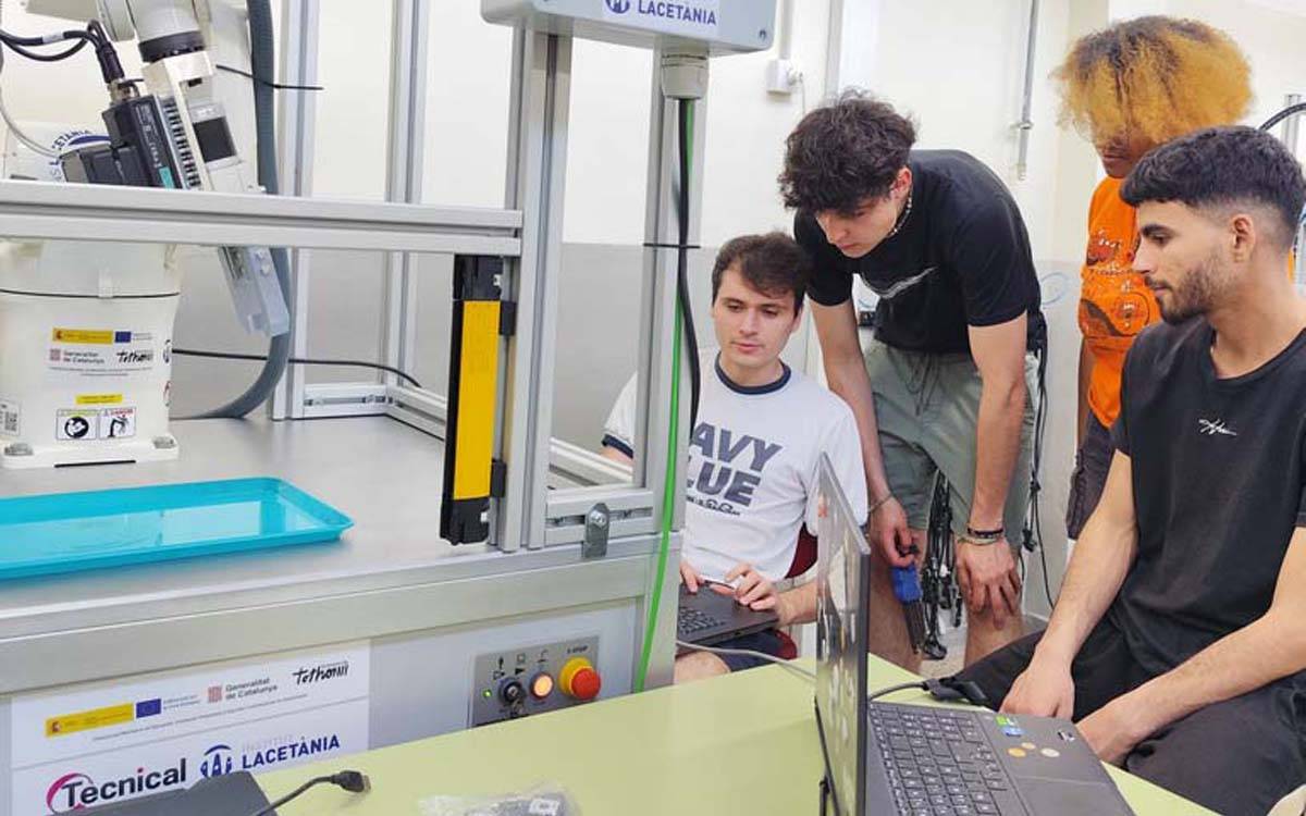 L'Institut Lacetània desenvolupa una cèl·lula robòtica amb tecnologia d'Indústria 4.0