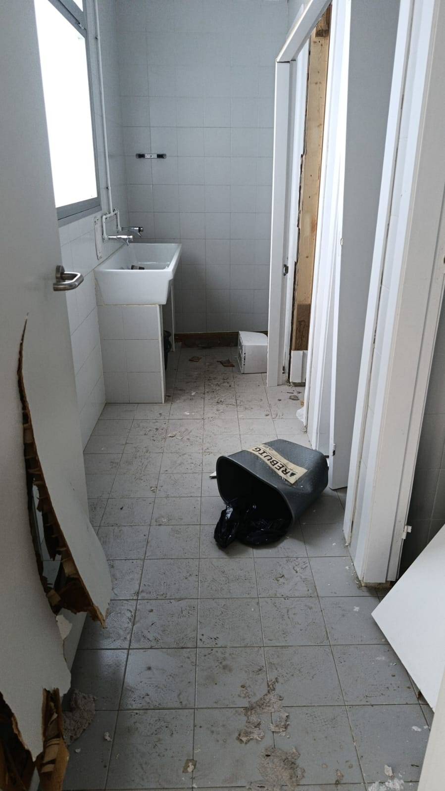 En una de les intrusions van destrossar diversos lavabos