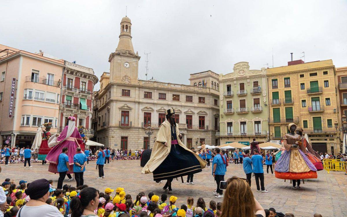 Reus reparteix més de 5.000 coques amb cireres per celebrar la festa de Corpus