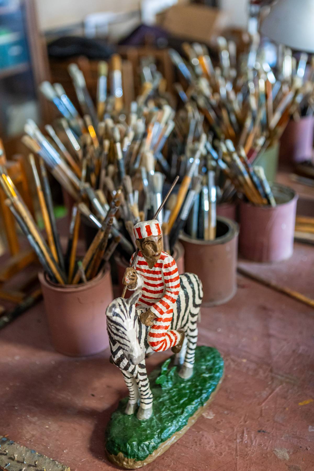 Escultura de bronze de l`home sobre la zebra - JUANMA PELÁEZ Escultura de bronze de l`home sobre la zebra