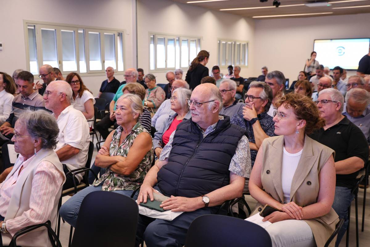 Representants d`entitats assistents a l`acte celebrat al Gremi de Fabricants
