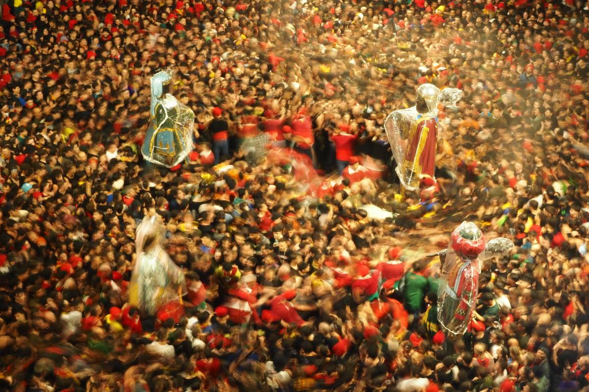Els gegants amb impermeable a la Patum de Berga 2026. - Arnau Colomé