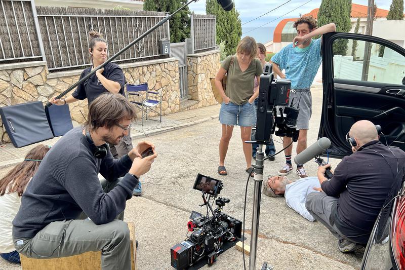 Dani de la Orden revisa una de les escenes del film `Una casa en flames`, durant el rodatge