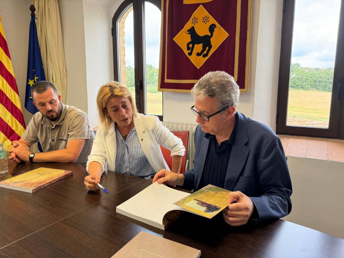 Signant al llibre d'honor de l'Ajuntament de Llobera  - 