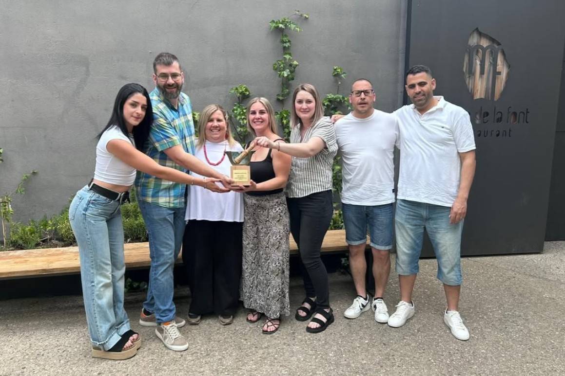Tot l'equip del Restaurant de la Mare de la Font, amb el guardó  - Instagram Mare de la Font