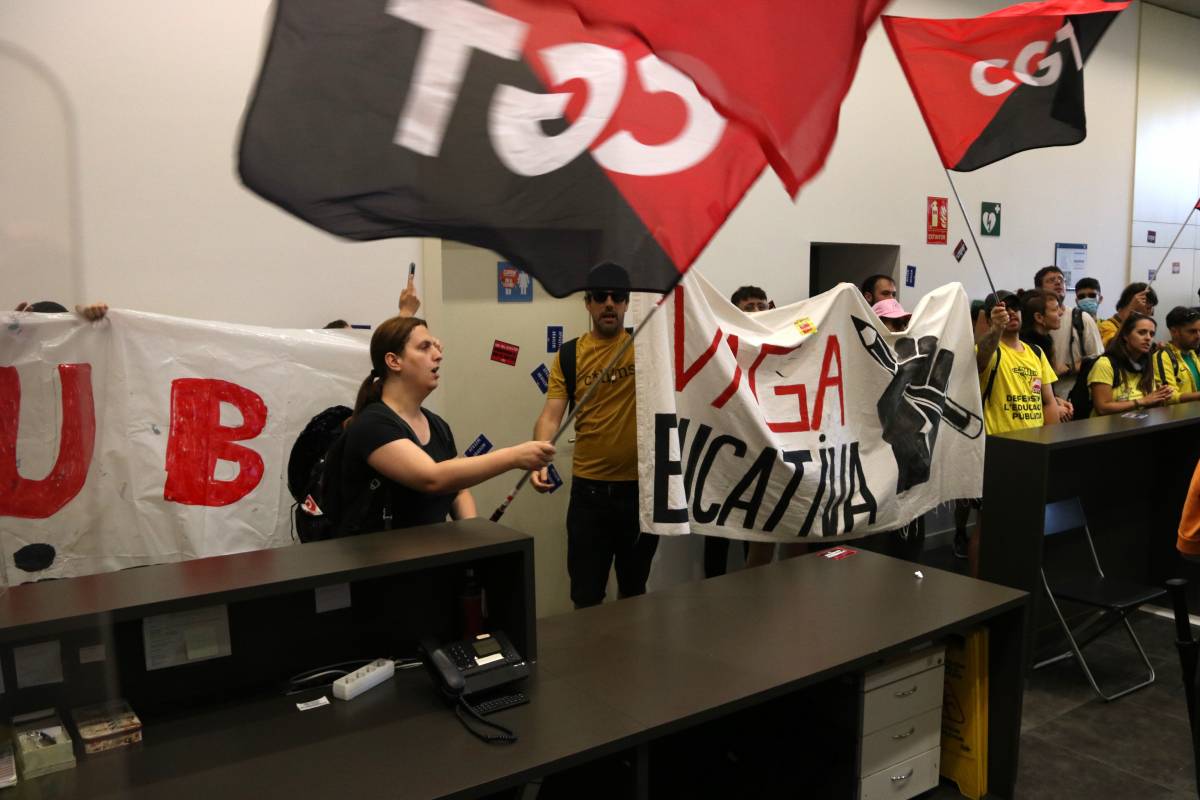 Un centenar de docents entren als Serveis Territorials d'Educació del Barcelonès per exigir la dimissió de Niubó