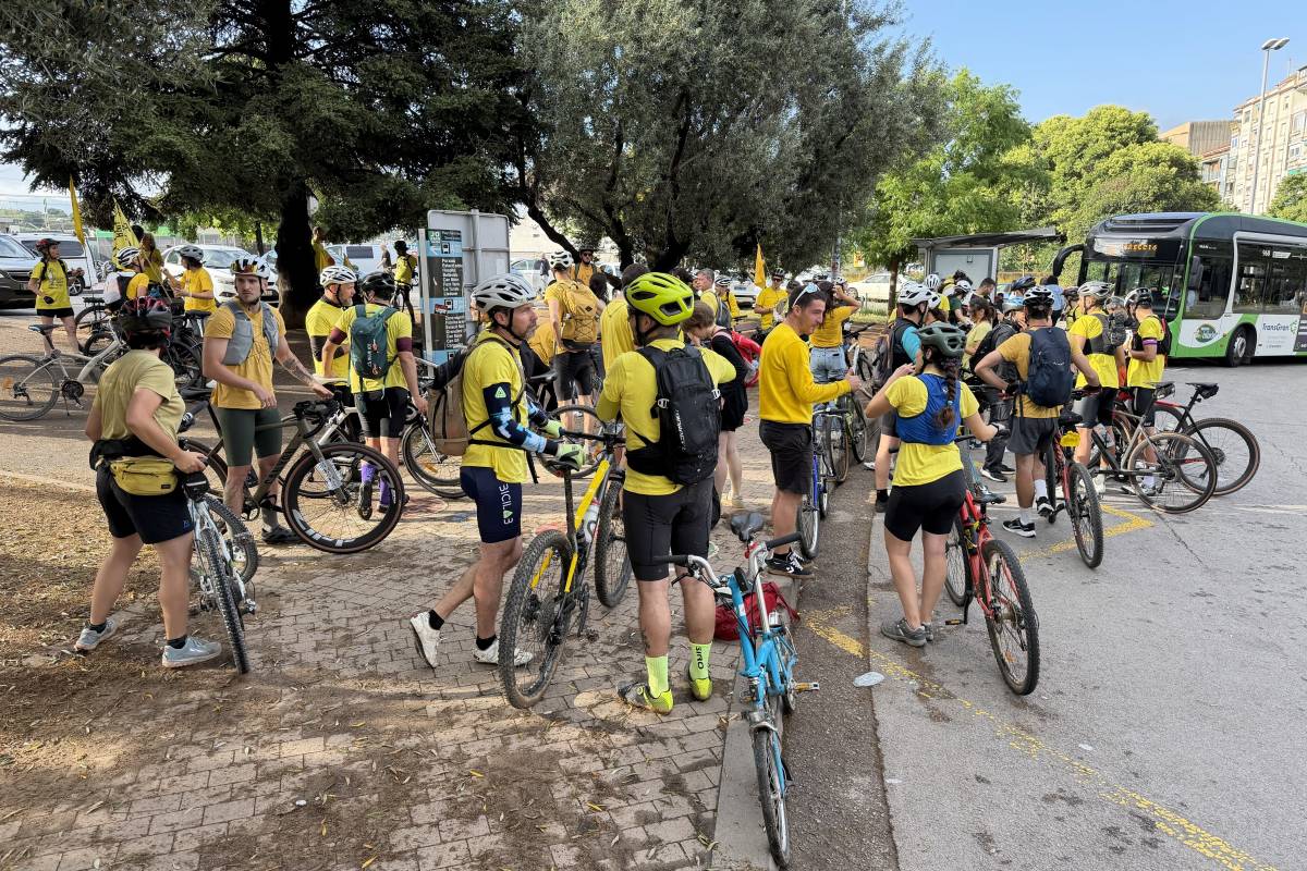 Pedalada reivindicativa dels docents a l'AP-7 a Granollers