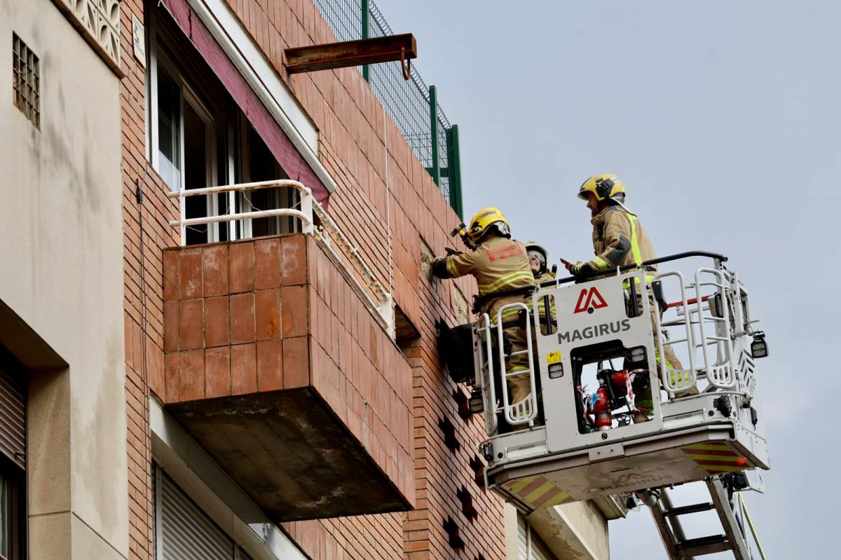 FOTOS | Intervenció dels Bombers per la caiguda d'un tros de façana al Centre de Sabadell
