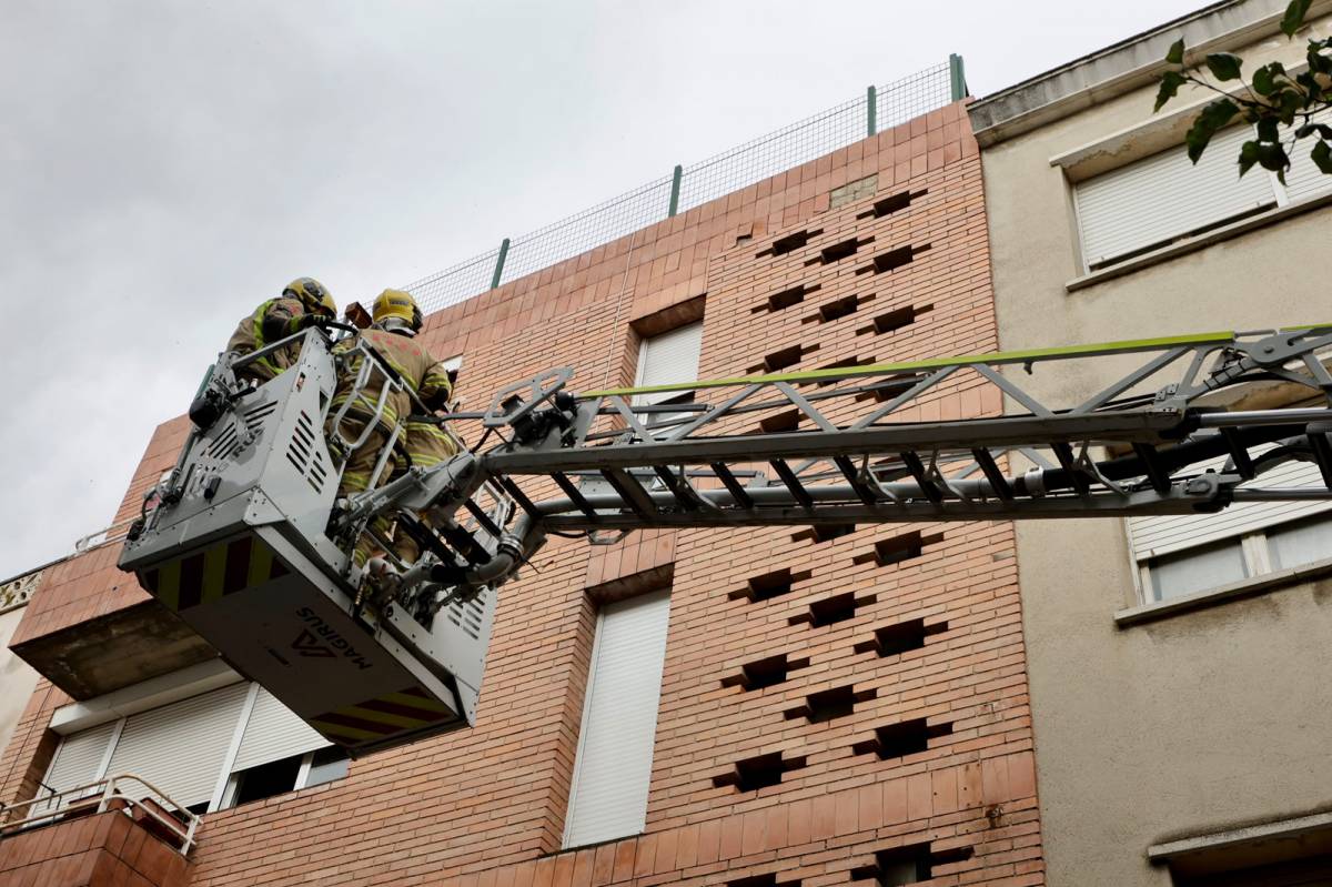 Intervenció dels Bombers en un domicili del Centre