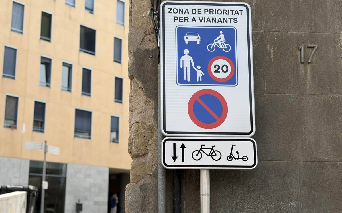 Manresa desplega la nova ordenança de patinets amb senyalització i una campanya dirigida als joves