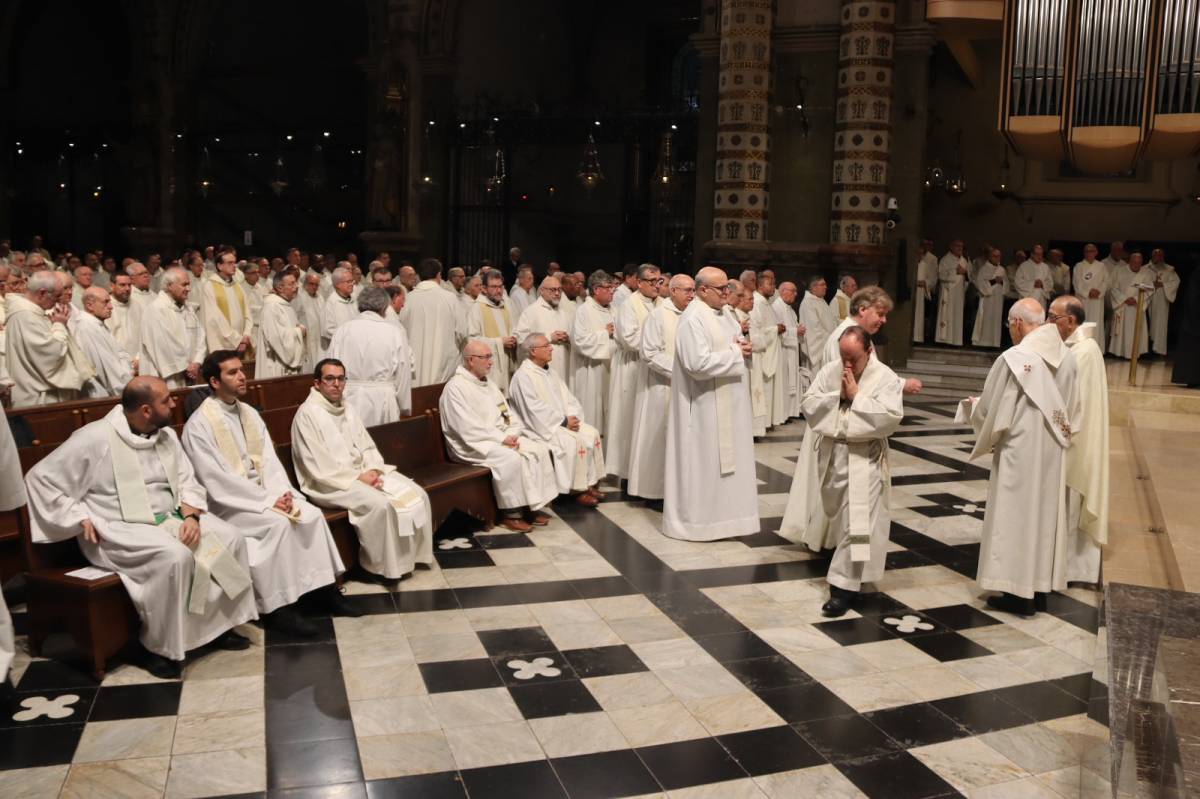 La bretxa digital entre el clergat impacta en la visita del Papa