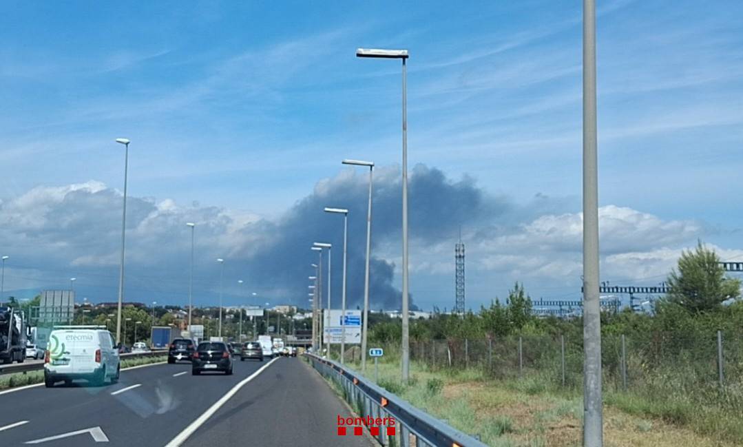 Declarat un incendi a la planta de Montesa Honda a Santa Perpètua de Mogoda