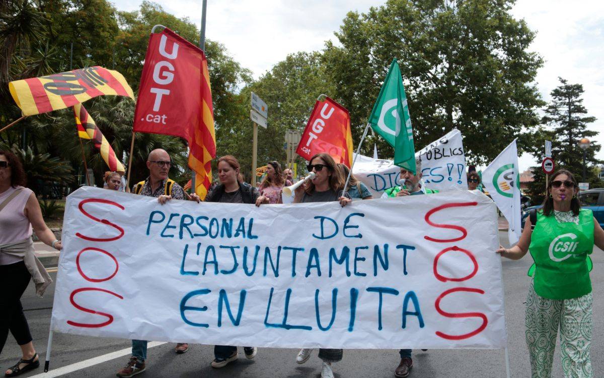Els treballadors de l'Ajuntament de Cambrils es manifesten per denunciar la falta de personal