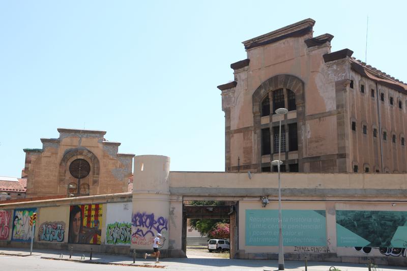El recinte de la presó Model, amb la galeria 4 i l'antic edifici Tallers, vist des de la cantonada dels carrers Nicaragua i Rosselló de Barcelona - Hugo Fernández