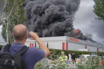 VÍDEO | Un espectacular incendi crema la fàbrica d'Honda a Santa Perpètua