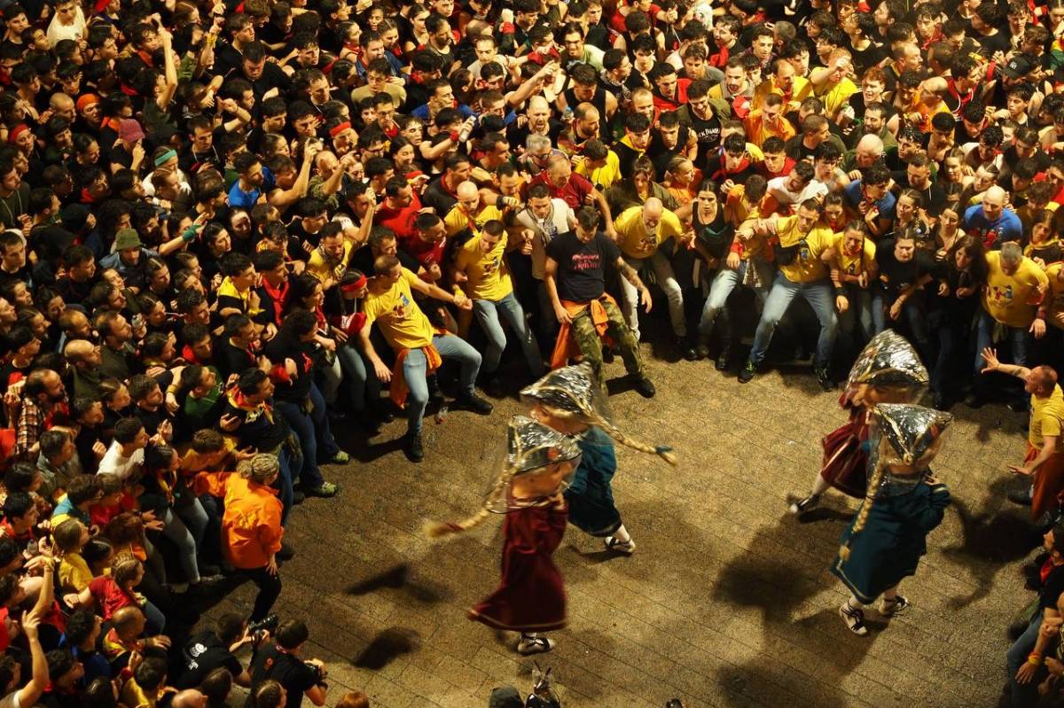 Els acompanyants de les comparses obren pas als nans - Arnau Colomé