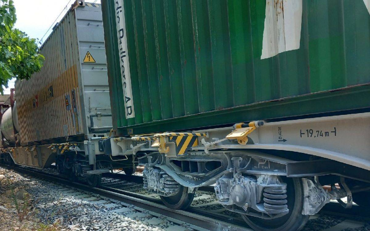 Incendi en un tren de mercaderies perilloses que ha quedat aturat entre Tarragona i Altafulla