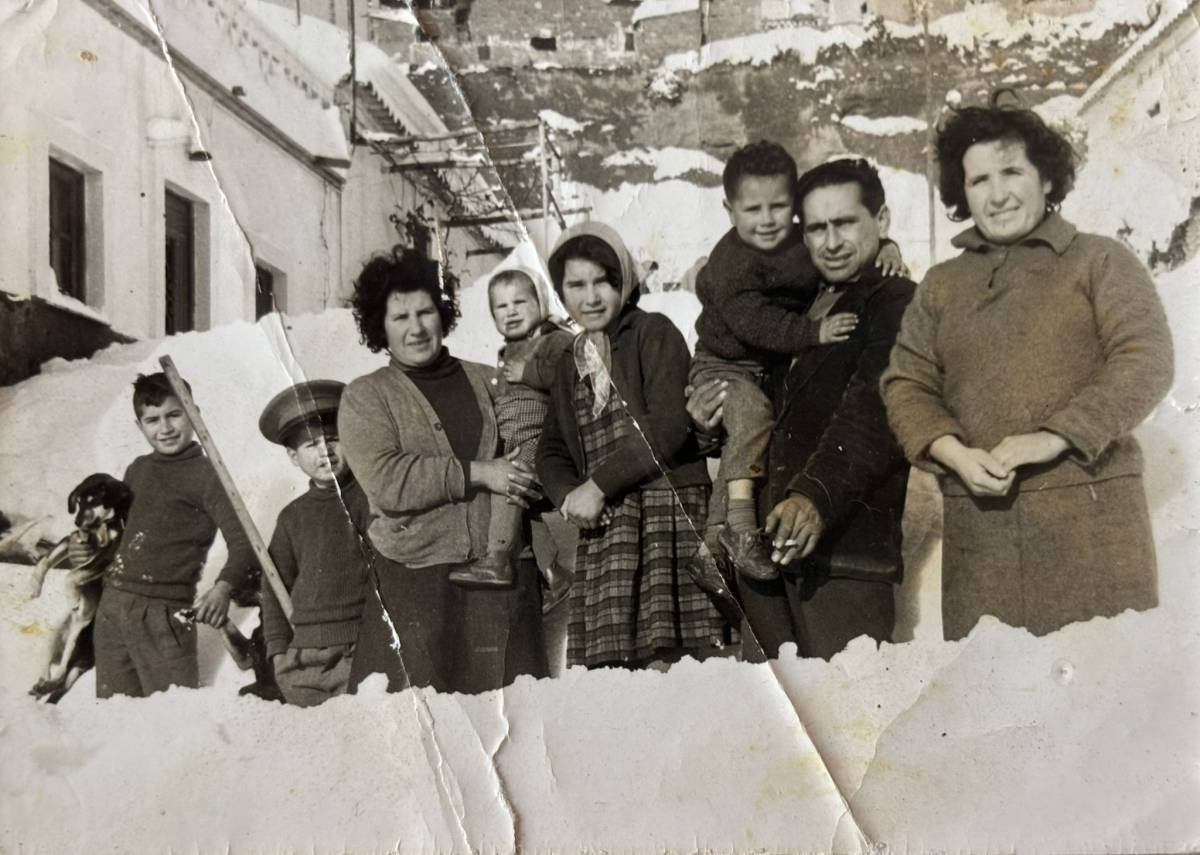 Una família del Torrent del Capellà durant la gran nevada de 1962 - CEDIDA (AAVV TORRENT DEL CAPELLÀ) Una família del Torrent del Capellà durant la gran nevada de 1962